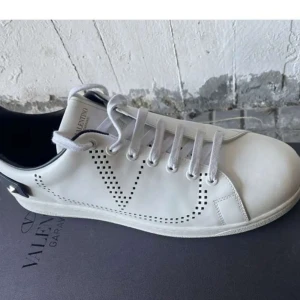 Valentino garavani skor - Hej jag säljer dessa valentino skor i storlek 43, den är i bra skick och har dustbag/boxen kvar som följer med på köpet Kan möta upp eller frakta men tar emot endast Swish