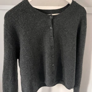 Kofta  - En helt ny och oanvänd kofta från Stradivarius i storlek M 🩶 den är suuuuuper mjuk!!!! Priset kan som vanligt diskuteras 🥰