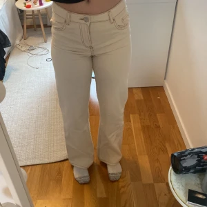 Beige Jeans - Säljer dessa skit snygga beiga jeansen i mid/high waist från hm. Aldrig använt. Då de inte passar mig. Strl 34 men passar även 36