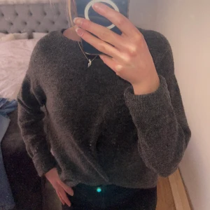 Stickad tröja - Mörkgrå stickad tröja från H&M. Materialet är inte stickigt. Den är sparsamt använd, har mest hängt i garderoben och då känns det bättre att sälja den.🩶 