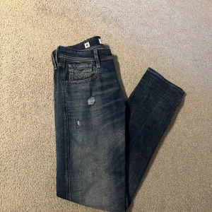 Replay anbass. - Replay anbass jeans som är använda ett fåtal gånger. Skicket är ungefär 9/10.  Storlek 29/32. Skriv om du funderar över något.