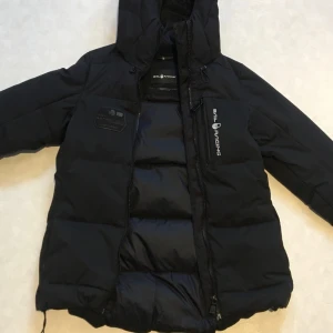 Sail racing jacka  - Säljer min svarta sail racing jacka för jag har växt ur den. Använd i ungefär 1-2 månader. Väldigt bra skick. 