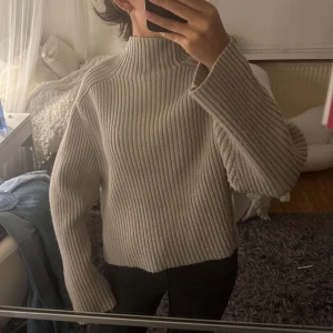 H&M Beige Stickad tröja - Stickad tröja från H&M. Lite nopprig nedtill.