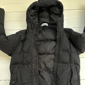 Stone Island vinterjacka  - Jackan är i väldigt bra skick utan trasiga områden. Taggen för att verifiera att den är äkta sitter fortfarande kvar för den som vill ha den verifierad. Säljes pga ny jacka. Vid intresse är du välkommen att skicka ett meddelande.   Nypris: 10 500