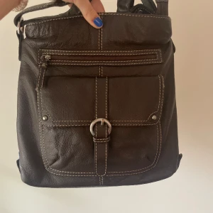 axelremsväska - säljer denna superfrina vintage axelremsväska !❤️hör av er vid frågor :) frakt tillkommer! kram🫶🏼