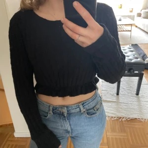 Topp med volang - Svart topp med volang från nakd  Storlek s, 150kr + frakt 