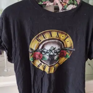 En supercool Guns n' roses t-shirt som jag har använt ungefär 2 gånger men annars i bra skick. Det finns lite katthår på men det går bort i tvätten (tvättar alltid kläder innan jag postar) ❣️