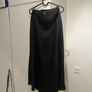 Svart lång silkes kjol  - Ny 