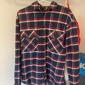 Woodbird flanellskjorta - Flanellskjorta i strl. S-M. Använd ett fåtal gånger. Skriv för fler bilder!