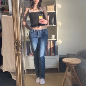 Jeans straight leg 💙 - Låga straight leg jeans köpta i Tyskland för många år sen men sparsamt använda.  Köparen står för ev frakt!💕