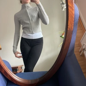 zip up - säljer denna superfrina zip up ! den är i strl s ❤️hör av er vid frågor :) frakt tillkommer! kan skicka bild! kram🫶🏼