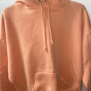 Hoodie - Orange hoodie från Bik Bok, bra skick, få användningar