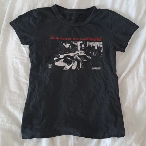 Radio Silence T-shirt Brandy Melville - Säljer min supersnygga Radio Silence t-shirt från Brandy Melville som inte säljs längre!!🎧🎸 | Är som i nyskick! | Nypris: ca 270 kr | Tveka inte att höra av dig vid frågor eller funderingar! | Använd gärna "köp nu"😊🫶