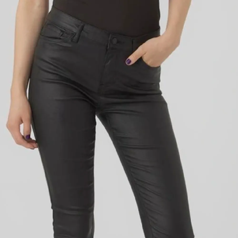 Svarta skinbyxor medelhög midja från Vero Moda! Knappt använd i stl S/ L 34🤍 Finishen har en coated effekt, slim fit. . Jeans & Byxor.