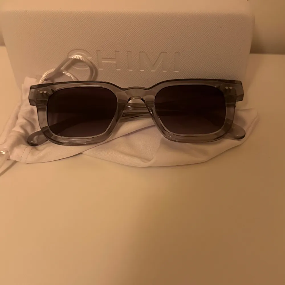 Chimi solglasögon, modell 04 Grey. Sparsamt använda, ca 5 gånger. Orginal fodral, påse och putsduk finns och sälja med.. Accessoarer.