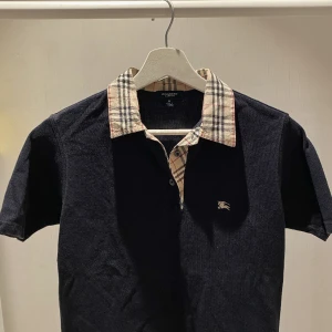 Burberry piké  - En burberry pike i grymt skick! Storlek M men sitter som en XS. Kom dm för mer info och bilder🙌