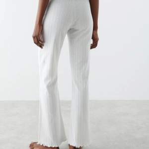 Vita Pyjamas trousers från Gina Tricot. Använd en gång i stl S, slutsåld. 100% bomull🤍 kan skicka fler bilder vid intresse. 