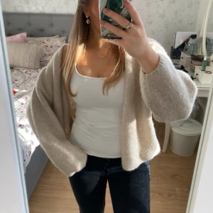 Lindex kofta  - Stickad kofta från Lindex. Nypris 399kr, mycket fint skick🫶🏼