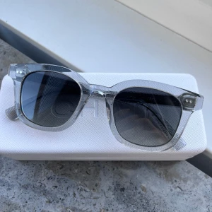 Chimi 02 grey - Supersnygga chimis i modellen 02 och färgen grey. Mycket sparsamt använda så i princip i nyskick utan några repor eller liknande defekter!😍