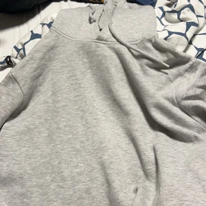 Hoddie - Grå hoddie  Använd i fint skick  Strl L Finns i Visby 