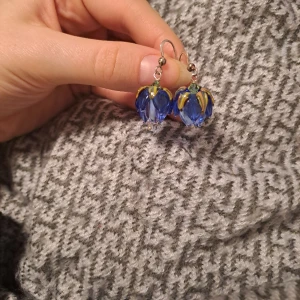 Självgjorda glassmycken - Självgjoda glas-smycken med äkta silver som är perfekta för en fin sommar outfit eller bara att ha sådär! Gör dom själv som hobby!