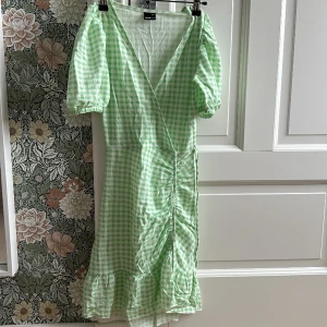 Gina tricot klänning - Supersöt sommarklänning! Aldrig använd. Rök och djurfritt hem