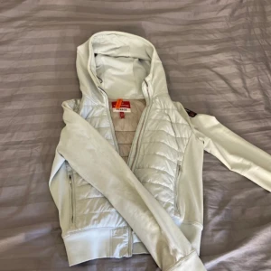Parajumper fleece - Köpt på Vinted för några månader sen men den har inte kommit till användning, den är lite fläckigt på ärmarna men annars i fint skick, skulle säga att den passar XXS till XS💗