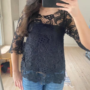 spets blus - säljer denna söta blus köpt second hand men kommer inte till användning🥰