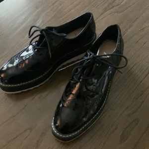 Platskor i Lack - Snygga obetydligt platåskor i Lack strl 39