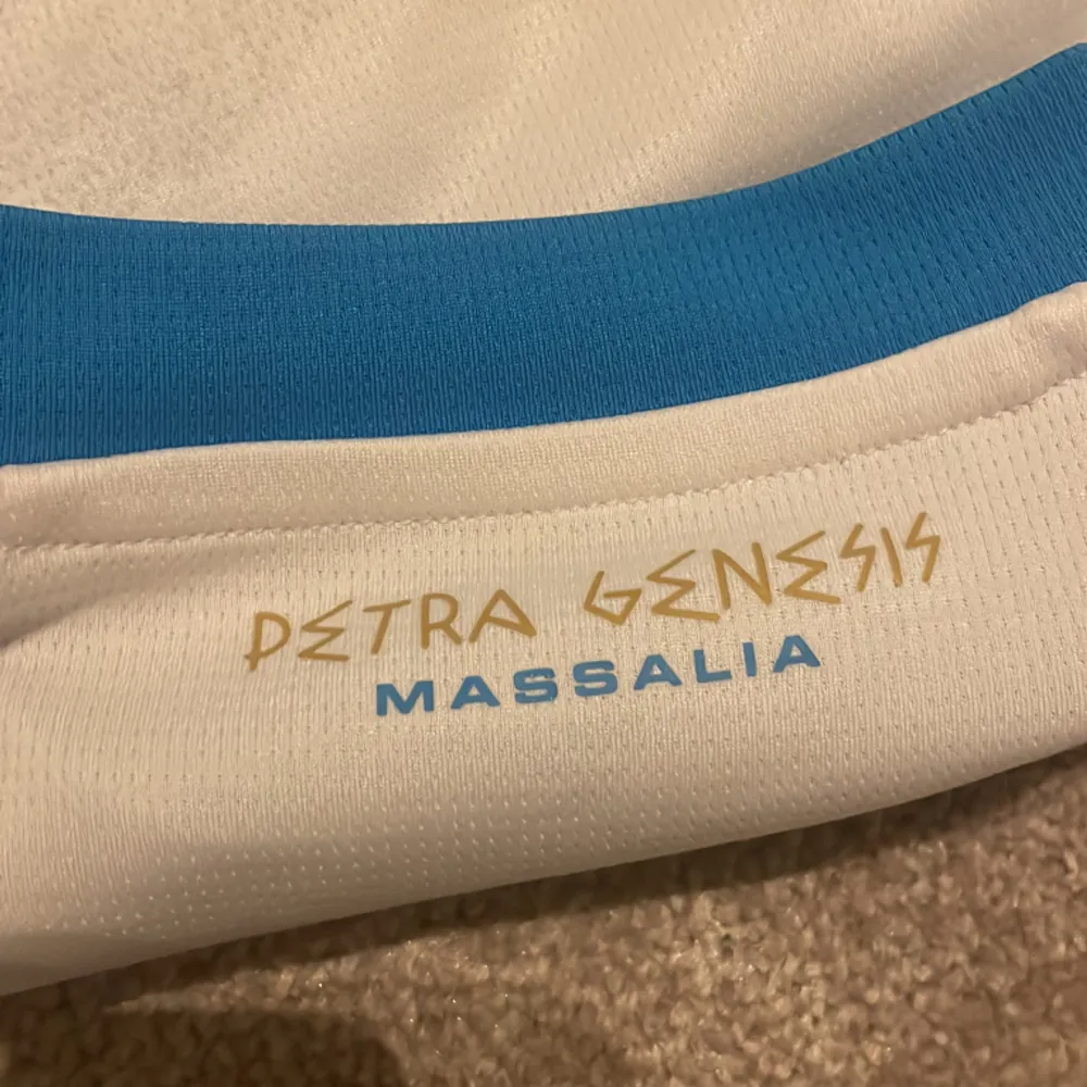 Säljer min snygga Marseille t-Shirt på grund av att den blivit för liten. Köpt i Frankrike sommaren 2023 och har använts ganska många gånger men är fortfarande väldigt bra skick. Nypris:Ca 1500 Perfekt till träning eller bara en sommarkväll.. T-shirts.