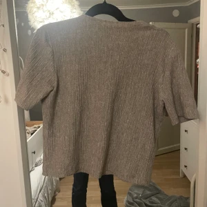 Stickad t-shirt - Stickad t-shirt från zara knappt andvänd, storlek L men sitter som en S-M💕