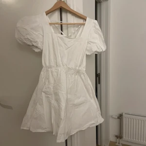 Studentklänning  - Klänning med öppen rygg.   Använt 1 gång 