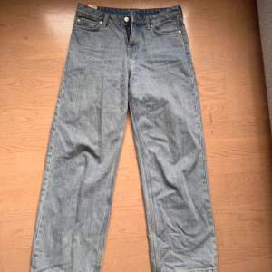 Lågmidjade loose Weekday ample jeans i storlek 26/32.  Kontakta mig vid frågor pris kan diskuteras💗