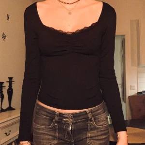 cjutise tröjaaaa - Den har typ ingen stretch 🖤 supersöööt! Säljer för den var lite för liten i armarna! Skriv för mer bilder eller frågor!🖤
