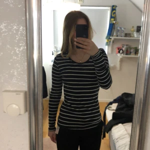 Långärmad randig tröja - Svartvit långärmad randig tröja, från Gekås egna märke basic you, använd väldigt få gånger