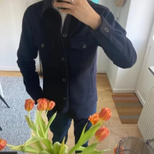 Oscar Jacobson overshirt - Säljer nu min väldigt eftertraktade overshirt från Oscar Jacobson i kashmirmix.  Den är slutsåld i hela Sverige i denna storlek och färg!✅🙌 Skicket är 10/10, inga defekter alls Storlek S Nypris är 3300kr