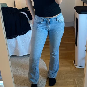 Lågmidjade bootcut jeans - Säljer mina jättefina lowboot  jeans ifrån lager 157 som tyvärr inte passar mig längre, köptes för 400kr och är lite slitna längst ner där bak och slitna mellan benen som jag sytt(se bild), går precis ner till marken och jag är 164 cm lång❣️❣️