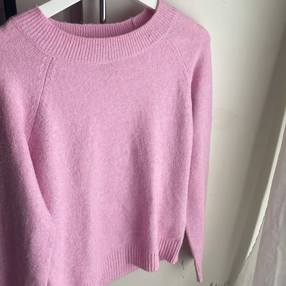 Fin ljusrosa tröja från Vero Moda, använd ett fåtal gånger 💌frakt tillkommer på 58kr💕. Tröjor & Koftor.