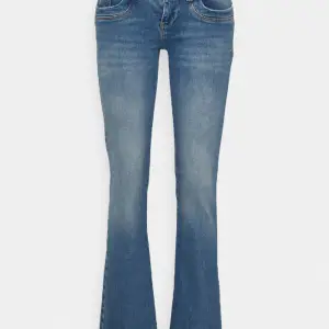 Ltb jeans valerie, endast provade. Säljs då det var fel storlek. 💕 Färgen är sevita wash. Nypris 829 kr. Kontakta om du har frågor eller vill ha egna bilder 💘💘