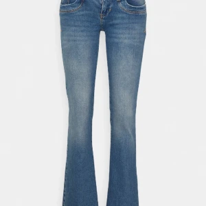 Ltb Jeans Valerie - Ltb jeans valerie, endast provade. Säljs då det var fel storlek. 💕 Färgen är sevita wash. Nypris 829 kr. Priset är diskuterbart vid snabb affär! Kontakta om du har frågor eller vill ha egna bilder 💘💘