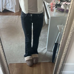 Low/mid waist jeans  - Säljer dessa skit snygga svarta Low/mid waist bootcut jeans för jag inte använder dom så mycket. Passar mig som är 160cm 