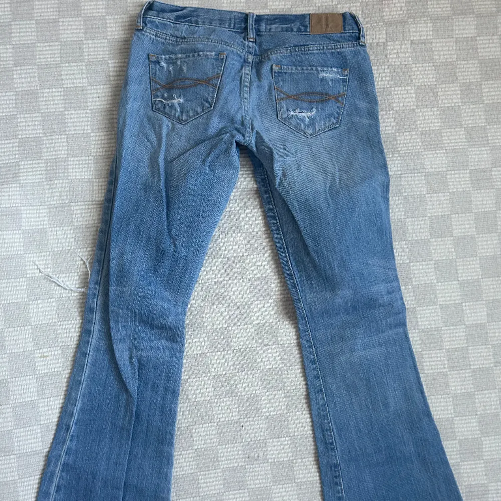 Säljer då de är för små för mig tyvärr men superfina. Får inte på mig de . Jag är 160 cm lång 💋. Jeans & Byxor.