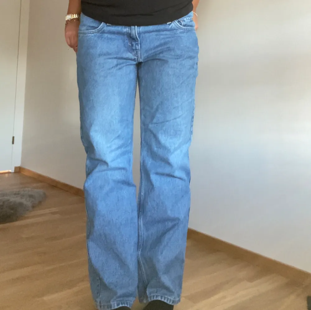 Low wasited Weekday jeans i modellen  arrow. Denna mörkblåa färgen säljs inte längre!  Jag brukar bära storlek 38 och dessa sitter perfekt baggy på mig. Pris går att diskutera och det är bara att be om fler bilder vid intresse💓-  Köpta för 590 kr . Jeans & Byxor.