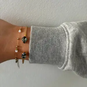 Intresseskoll på mitt Caroline Svedblom armband i svart/gråa som inte säljs längre, ny-700kr, vill se vad jag kan få, skriv prisförslag 