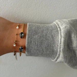 Caroline Svedblom armband - Intresseskoll på mitt Caroline Svedblom armband i svart/gråa som inte säljs längre, ny-700kr, vill se vad jag kan få, skriv prisförslag 
