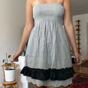 Sommarklänning  - Vit- och mörkblårandig 