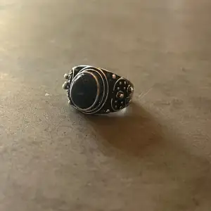 Säljer en ring jag hittade på secondhand fast aldrig använder, Är i bra skick och passar som typ s