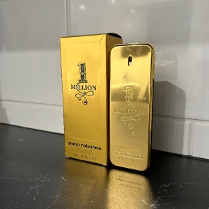 1 Million parfym - Använd några sprut bara så nästan helt oanvänd. Inga repor på flaskan. Skriv vid frågor och funderingar. Kan tänka mig byta mot parfymer också 💯