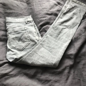 Dondup jeans - Tjena säljer mina dondup jeans färgen är i grå, inga defekter och skicket är ca 9,5 av 10 nypris ca 3200 köpt på nätet mitt pris 949 pris kan diskuteras . Hör av dig vid fler frågor!