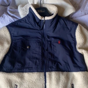 Polo Ralph lauren fleece jacka - Säljer jackan då den inte används. Använd ett fåtal gånger i perfekt skick. I storlek M. Priset kan diskuteras vid snabb och smidig affär.